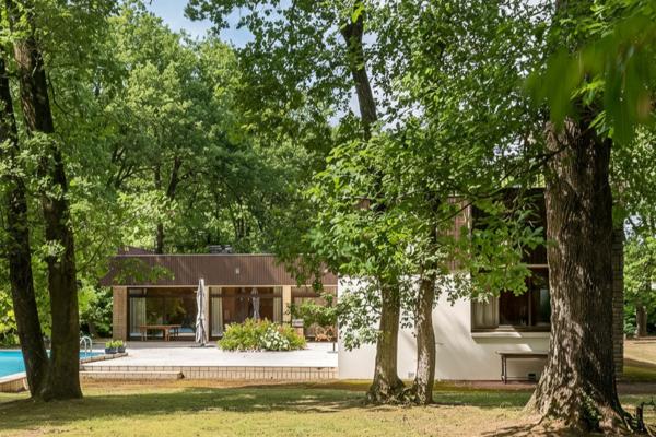 Villa d’architecte moderniste au coeur d’un parc, à Montélier