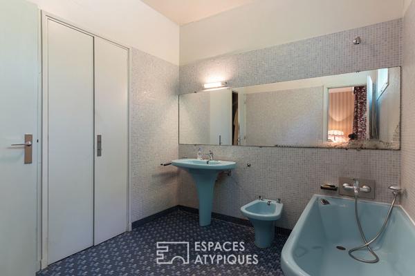 Villa d’architecte moderniste au coeur d’un parc, à Montélier