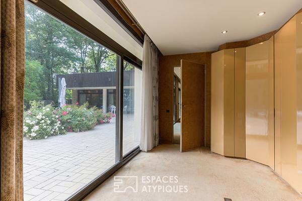 Villa d’architecte moderniste au coeur d’un parc, à Montélier