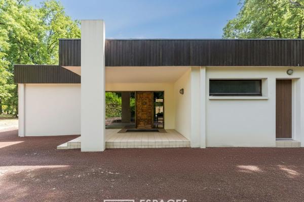 Villa d’architecte moderniste au coeur d’un parc, à Montélier