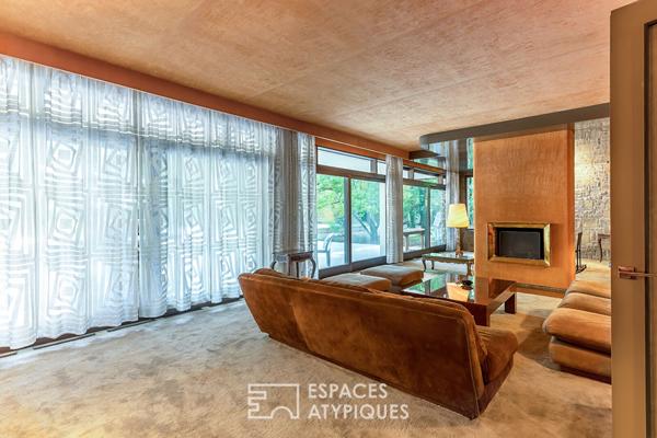 Villa d’architecte moderniste au coeur d’un parc, à Montélier