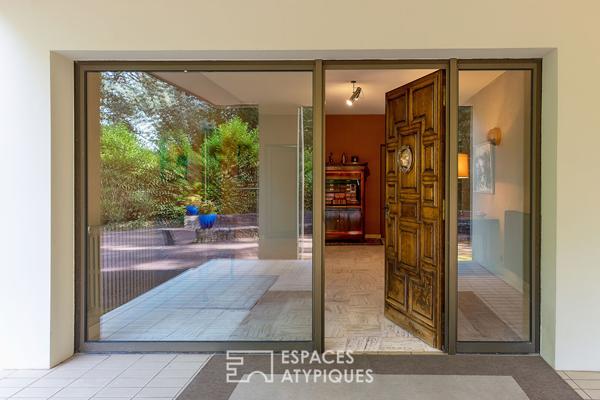 Villa d’architecte moderniste au coeur d’un parc, à Montélier