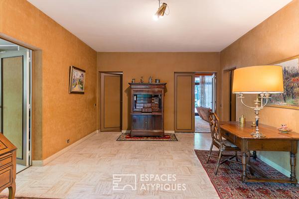 Villa d’architecte moderniste au coeur d’un parc, à Montélier