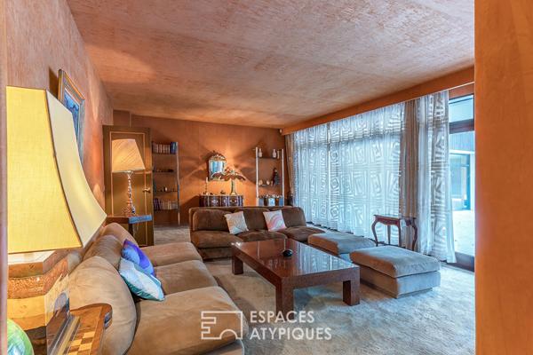 Villa d’architecte moderniste au coeur d’un parc, à Montélier