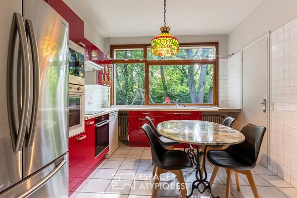 Villa d’architecte moderniste au coeur d’un parc, à Montélier