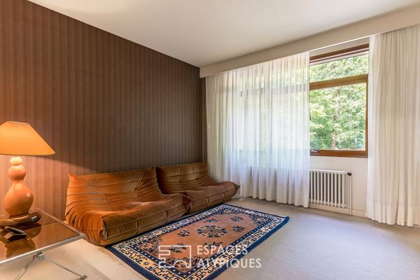 Villa d’architecte moderniste au coeur d’un parc, à Montélier