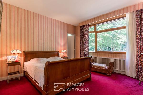 Villa d’architecte moderniste au coeur d’un parc, à Montélier