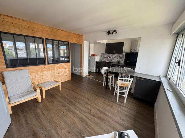 ✨ ROANNE CENTRE-VILLE – APPARTEMENT 66 M² ENTIÈREMENT RÉNOVÉ

À découvrir sans tarder !

Situé en plein cœur du centre-ville de Roanne, à proximité immédiate de toutes les commodités, cet agréable appartement de 66 m² offre un cadre de vie idéal, alliant confort, modernité et praticité.
Installé au 6ᵉ et dernier étage d’une copropriété parfaitement entretenue, l’appartement a été entièrement repris à neuf avec soin. Aucun travaux n’est à prévoir : vous n’avez plus qu’à poser vos valises !
Vous serez séduit par sa belle cuisine entièrement équipée, pensée pour être à la fois fonctionnelle et conviviale.

Les + :
● 66 m² habitables
● Deux chambres, buanderie, dressing, wc séparés
● 6ᵉ et dernier étage
● Appartement entièrement rénové très lumineux
● Aucun travaux à prévoir
● Belle cuisine équipée ouverte
● Copropriété en parfait état
● Parking situé au pied de la résidence
● Toutes les commodités accessibles à pied
● Idéal pour un jeune couple, un premier achat ou un investissement

Un appartement clé en main, idéalement situé, qui combine la tranquillité d’une résidence bien entretenue avec la proximité immédiate des commerces, services et transports du centre-ville.
Une visite s’impose avec Pascal MORIN 060943444 pour apprécier pleinement la qualité de ce bien !
Rare sur le secteur, ce bien n’attendra pas longtemps.