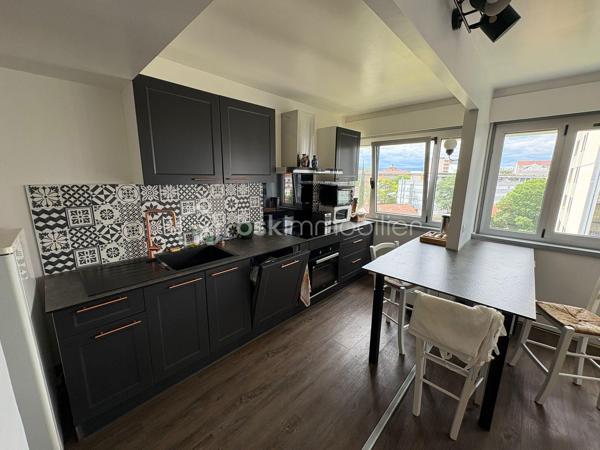✨ ROANNE CENTRE-VILLE – APPARTEMENT 66 M² ENTIÈREMENT RÉNOVÉ

À découvrir sans tarder !

Situé en plein cœur du centre-ville de Roanne, à proximité immédiate de toutes les commodités, cet agréable appartement de 66 m² offre un cadre de vie idéal, alliant confort, modernité et praticité.
Installé au 6ᵉ et dernier étage d’une copropriété parfaitement entretenue, l’appartement a été entièrement repris à neuf avec soin. Aucun travaux n’est à prévoir : vous n’avez plus qu’à poser vos valises !
Vous serez séduit par sa belle cuisine entièrement équipée, pensée pour être à la fois fonctionnelle et conviviale.

Les + :
● 66 m² habitables
● Deux chambres, buanderie, dressing, wc séparés
● 6ᵉ et dernier étage
● Appartement entièrement rénové très lumineux
● Aucun travaux à prévoir
● Belle cuisine équipée ouverte
● Copropriété en parfait état
● Parking situé au pied de la résidence
● Toutes les commodités accessibles à pied
● Idéal pour un jeune couple, un premier achat ou un investissement

Un appartement clé en main, idéalement situé, qui combine la tranquillité d’une résidence bien entretenue avec la proximité immédiate des commerces, services et transports du centre-ville.
Une visite s’impose avec Pascal MORIN 060943444 pour apprécier pleinement la qualité de ce bien !
Rare sur le secteur, ce bien n’attendra pas longtemps.