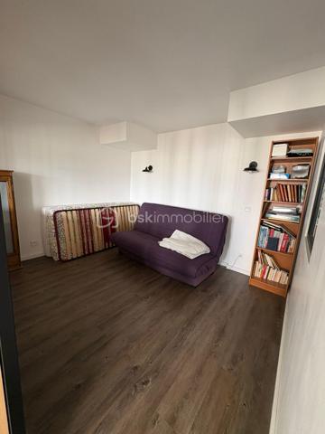 ✨ ROANNE CENTRE-VILLE – APPARTEMENT 66 M² ENTIÈREMENT RÉNOVÉ

À découvrir sans tarder !

Situé en plein cœur du centre-ville de Roanne, à proximité immédiate de toutes les commodités, cet agréable appartement de 66 m² offre un cadre de vie idéal, alliant confort, modernité et praticité.
Installé au 6ᵉ et dernier étage d’une copropriété parfaitement entretenue, l’appartement a été entièrement repris à neuf avec soin. Aucun travaux n’est à prévoir : vous n’avez plus qu’à poser vos valises !
Vous serez séduit par sa belle cuisine entièrement équipée, pensée pour être à la fois fonctionnelle et conviviale.

Les + :
● 66 m² habitables
● Deux chambres, buanderie, dressing, wc séparés
● 6ᵉ et dernier étage
● Appartement entièrement rénové très lumineux
● Aucun travaux à prévoir
● Belle cuisine équipée ouverte
● Copropriété en parfait état
● Parking situé au pied de la résidence
● Toutes les commodités accessibles à pied
● Idéal pour un jeune couple, un premier achat ou un investissement

Un appartement clé en main, idéalement situé, qui combine la tranquillité d’une résidence bien entretenue avec la proximité immédiate des commerces, services et transports du centre-ville.
Une visite s’impose avec Pascal MORIN 060943444 pour apprécier pleinement la qualité de ce bien !
Rare sur le secteur, ce bien n’attendra pas longtemps.
