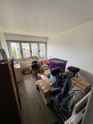 ✨ ROANNE CENTRE-VILLE – APPARTEMENT 66 M² ENTIÈREMENT RÉNOVÉ

À découvrir sans tarder !

Situé en plein cœur du centre-ville de Roanne, à proximité immédiate de toutes les commodités, cet agréable appartement de 66 m² offre un cadre de vie idéal, alliant confort, modernité et praticité.
Installé au 6ᵉ et dernier étage d’une copropriété parfaitement entretenue, l’appartement a été entièrement repris à neuf avec soin. Aucun travaux n’est à prévoir : vous n’avez plus qu’à poser vos valises !
Vous serez séduit par sa belle cuisine entièrement équipée, pensée pour être à la fois fonctionnelle et conviviale.

Les + :
● 66 m² habitables
● Deux chambres, buanderie, dressing, wc séparés
● 6ᵉ et dernier étage
● Appartement entièrement rénové très lumineux
● Aucun travaux à prévoir
● Belle cuisine équipée ouverte
● Copropriété en parfait état
● Parking situé au pied de la résidence
● Toutes les commodités accessibles à pied
● Idéal pour un jeune couple, un premier achat ou un investissement

Un appartement clé en main, idéalement situé, qui combine la tranquillité d’une résidence bien entretenue avec la proximité immédiate des commerces, services et transports du centre-ville.
Une visite s’impose avec Pascal MORIN 060943444 pour apprécier pleinement la qualité de ce bien !
Rare sur le secteur, ce bien n’attendra pas longtemps.