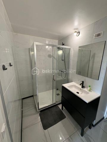 ✨ ROANNE CENTRE-VILLE – APPARTEMENT 66 M² ENTIÈREMENT RÉNOVÉ

À découvrir sans tarder !

Situé en plein cœur du centre-ville de Roanne, à proximité immédiate de toutes les commodités, cet agréable appartement de 66 m² offre un cadre de vie idéal, alliant confort, modernité et praticité.
Installé au 6ᵉ et dernier étage d’une copropriété parfaitement entretenue, l’appartement a été entièrement repris à neuf avec soin. Aucun travaux n’est à prévoir : vous n’avez plus qu’à poser vos valises !
Vous serez séduit par sa belle cuisine entièrement équipée, pensée pour être à la fois fonctionnelle et conviviale.

Les + :
● 66 m² habitables
● Deux chambres, buanderie, dressing, wc séparés
● 6ᵉ et dernier étage
● Appartement entièrement rénové très lumineux
● Aucun travaux à prévoir
● Belle cuisine équipée ouverte
● Copropriété en parfait état
● Parking situé au pied de la résidence
● Toutes les commodités accessibles à pied
● Idéal pour un jeune couple, un premier achat ou un investissement

Un appartement clé en main, idéalement situé, qui combine la tranquillité d’une résidence bien entretenue avec la proximité immédiate des commerces, services et transports du centre-ville.
Une visite s’impose avec Pascal MORIN 060943444 pour apprécier pleinement la qualité de ce bien !
Rare sur le secteur, ce bien n’attendra pas longtemps.