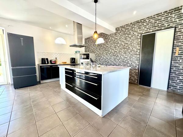 Maison - À vendre - 194 m² - MONTSURS-SAINT-CENERE | The Door Man