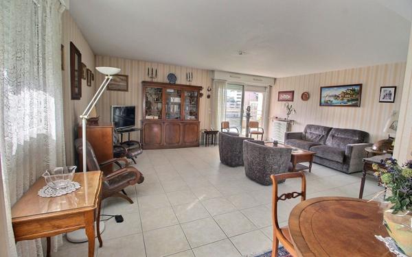 Appartement à vendre    3 pièces • 93,64 m2 Marseille 8