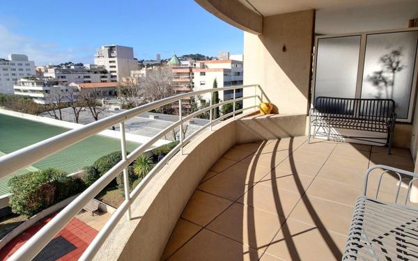 Appartement à vendre    3 pièces • 93,64 m2 Marseille 8
