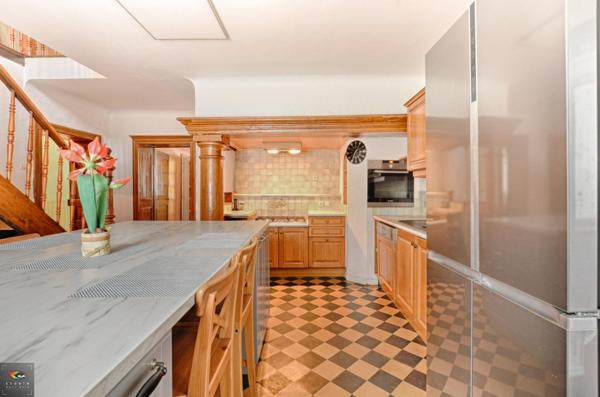 Appartement avec terrain, terrasse, cave, 2 places de stationnement, dépendance et piscine