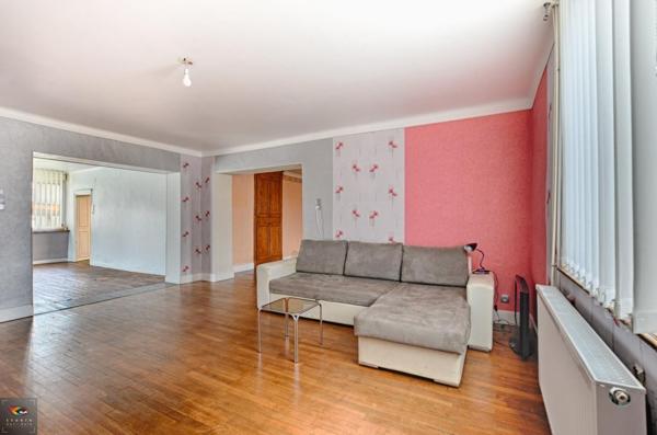 Appartement avec terrain, terrasse, cave, 2 places de stationnement, dépendance et piscine