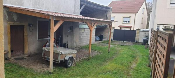Appartement avec terrain, terrasse, cave, 2 places de stationnement, dépendance et piscine