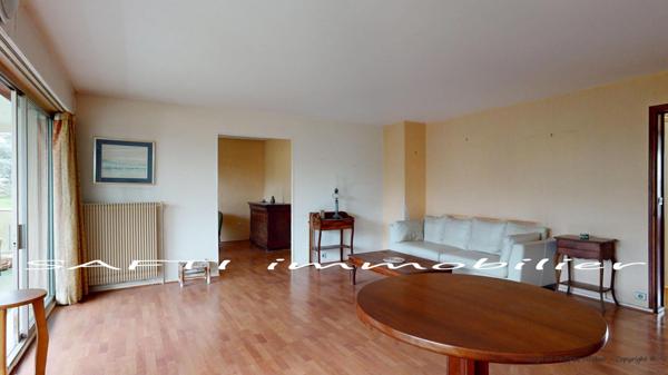 Grand appartement 109m2 – 3/4 Chambres – cave – box privé 2 voitures - Résidence privée.