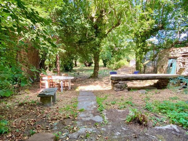 maison familiale avec grand terrain, garage et dépendance