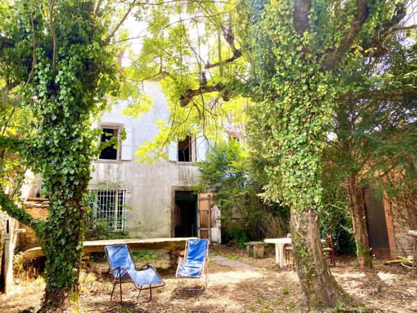 maison familiale avec grand terrain, garage et dépendance