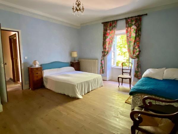 maison familiale avec grand terrain, garage et dépendance