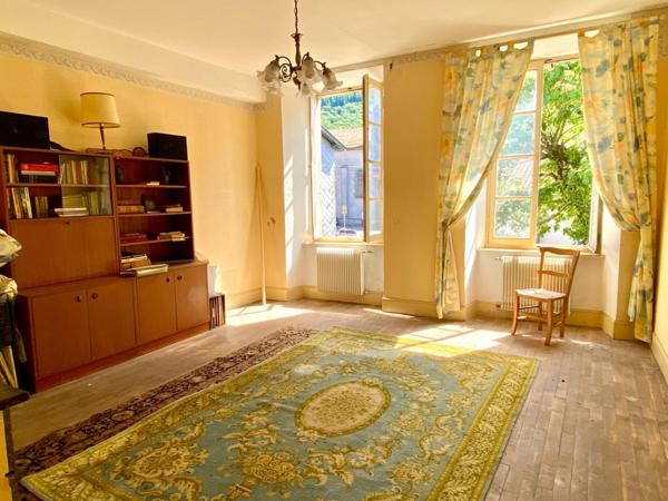 maison familiale avec grand terrain, garage et dépendance