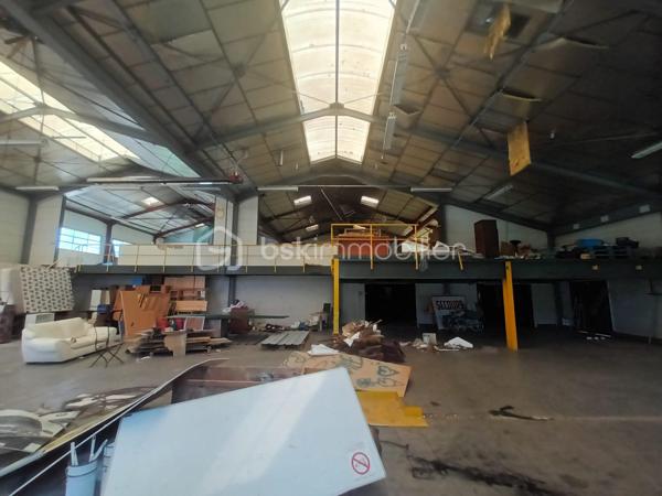 Local de stockage de 1 600 m²