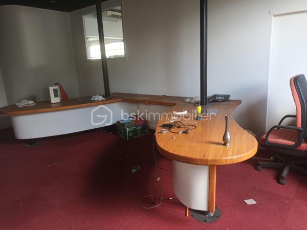 Local de stockage de 1 600 m²