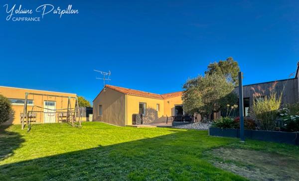 Maison à vendre de plain-pied avec 3 chs + 1 bureau, 594 m² de terrain - MONTAIGU VENDEE (85)