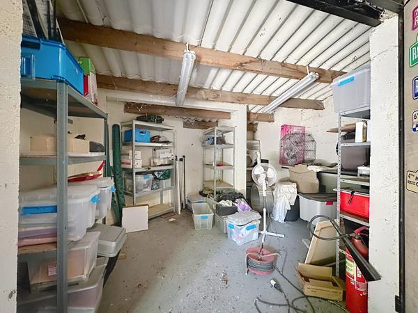 Grand local commercial avec bureaux