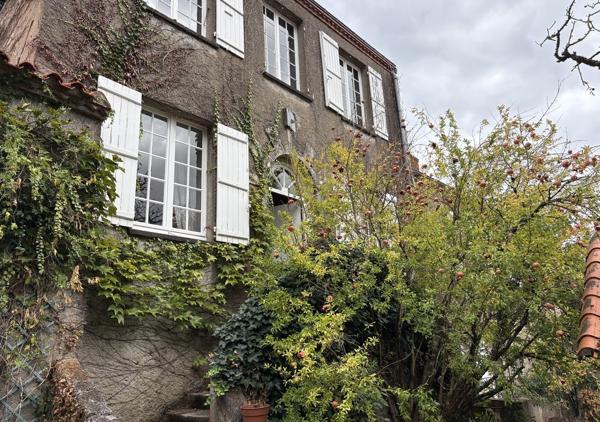 Demeure de charme du XIXème siècle de 263 m², 6 chambres sur un parc de 2200 m²