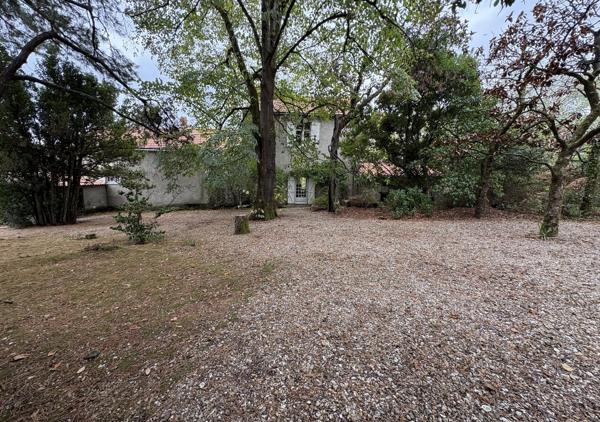Demeure de charme du XIXème siècle de 263 m², 6 chambres sur un parc de 2200 m²
