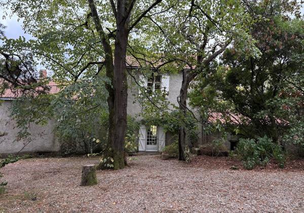 Demeure de charme du XIXème siècle de 263 m², 6 chambres sur un parc de 2200 m²