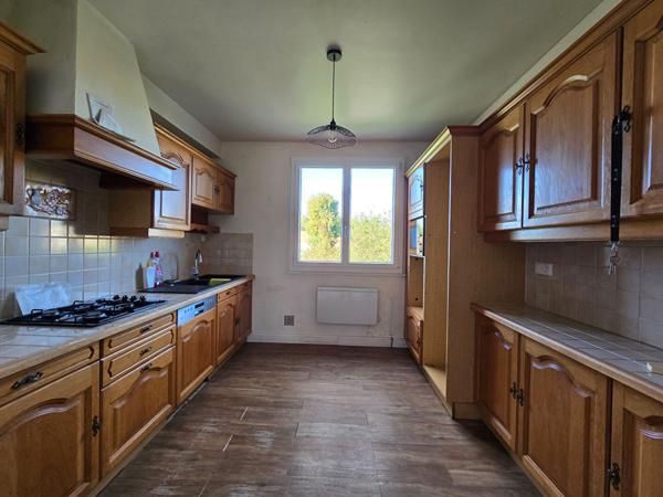 Maison Provins ( à 5min de Provins et de la gare accessible via le un bus) 3 chambres / Sous-sol / jardin