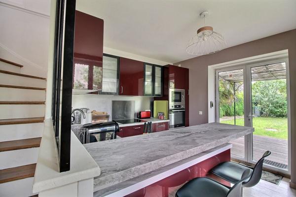 Maison Massy 106 m² environ édifiée sur terrain de 306 m² garage, remise et cave