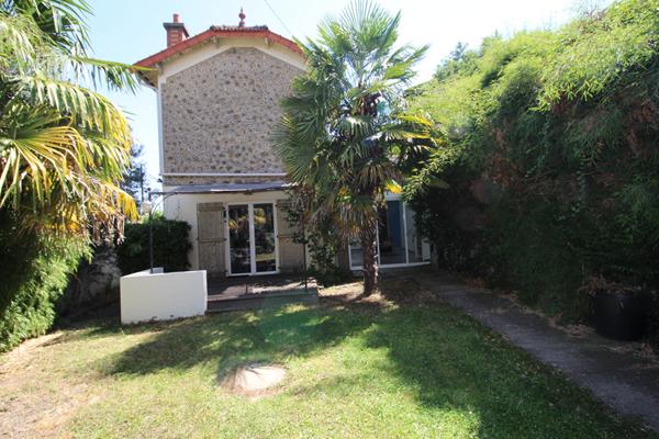 Maison Massy 106 m² environ édifiée sur terrain de 306 m² garage, remise et cave