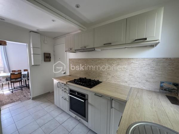 À découvrir sans tarder !

Au cœur d’une résidence sécurisée et agréable à Sainte-Geneviève-des-Bois, venez découvrir ce bel appartement lumineux d’environ 55 m².

Dès l’entrée, vous découvrirez une cuisine aménagée, un espace de vie convivial composé d’un salon/salle à manger lumineux.
L’espace nuit se compose actuellement d’une chambre (possibilité d'en créer une seconde afin d’adapter l’appartement à vos besoins : famille, télétravail ou espace supplémentaire), une salle d'eau avec douche à l'italienne et un WC indépendant.
Un box et une cave complètent ce bien.
N'hésitez pas à me contacter pour organiser une visite afin de vous le faire découvrir !!!!!!