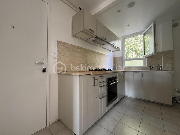 À découvrir sans tarder !

Au cœur d’une résidence sécurisée et agréable à Sainte-Geneviève-des-Bois, venez découvrir ce bel appartement lumineux d’environ 55 m².

Dès l’entrée, vous découvrirez une cuisine aménagée, un espace de vie convivial composé d’un salon/salle à manger lumineux.
L’espace nuit se compose actuellement d’une chambre (possibilité d'en créer une seconde afin d’adapter l’appartement à vos besoins : famille, télétravail ou espace supplémentaire), une salle d'eau avec douche à l'italienne et un WC indépendant.
Un box et une cave complètent ce bien.
N'hésitez pas à me contacter pour organiser une visite afin de vous le faire découvrir !!!!!!
