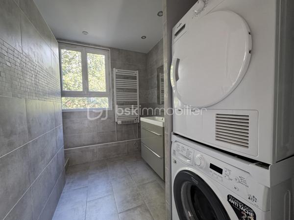 À découvrir sans tarder !

Au cœur d’une résidence sécurisée et agréable à Sainte-Geneviève-des-Bois, venez découvrir ce bel appartement lumineux d’environ 55 m².

Dès l’entrée, vous découvrirez une cuisine aménagée, un espace de vie convivial composé d’un salon/salle à manger lumineux.
L’espace nuit se compose actuellement d’une chambre (possibilité d'en créer une seconde afin d’adapter l’appartement à vos besoins : famille, télétravail ou espace supplémentaire), une salle d'eau avec douche à l'italienne et un WC indépendant.
Un box et une cave complètent ce bien.
N'hésitez pas à me contacter pour organiser une visite afin de vous le faire découvrir !!!!!!