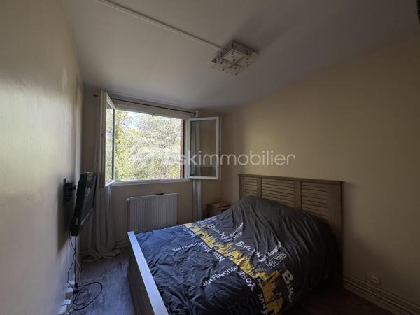 À découvrir sans tarder !

Au cœur d’une résidence sécurisée et agréable à Sainte-Geneviève-des-Bois, venez découvrir ce bel appartement lumineux d’environ 55 m².

Dès l’entrée, vous découvrirez une cuisine aménagée, un espace de vie convivial composé d’un salon/salle à manger lumineux.
L’espace nuit se compose actuellement d’une chambre (possibilité d'en créer une seconde afin d’adapter l’appartement à vos besoins : famille, télétravail ou espace supplémentaire), une salle d'eau avec douche à l'italienne et un WC indépendant.
Un box et une cave complètent ce bien.
N'hésitez pas à me contacter pour organiser une visite afin de vous le faire découvrir !!!!!!