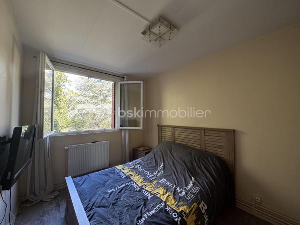À découvrir sans tarder !

Au cœur d’une résidence sécurisée et agréable à Sainte-Geneviève-des-Bois, venez découvrir ce bel appartement lumineux d’environ 55 m².

Dès l’entrée, vous découvrirez une cuisine aménagée, un espace de vie convivial composé d’un salon/salle à manger lumineux.
L’espace nuit se compose actuellement d’une chambre (possibilité d'en créer une seconde afin d’adapter l’appartement à vos besoins : famille, télétravail ou espace supplémentaire), une salle d'eau avec douche à l'italienne et un WC indépendant.
Un box et une cave complètent ce bien.
N'hésitez pas à me contacter pour organiser une visite afin de vous le faire découvrir !!!!!!