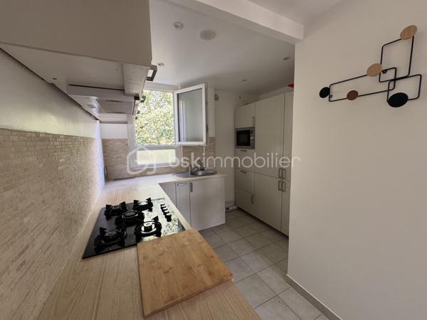 À découvrir sans tarder !

Au cœur d’une résidence sécurisée et agréable à Sainte-Geneviève-des-Bois, venez découvrir ce bel appartement lumineux d’environ 55 m².

Dès l’entrée, vous découvrirez une cuisine aménagée, un espace de vie convivial composé d’un salon/salle à manger lumineux.
L’espace nuit se compose actuellement d’une chambre (possibilité d'en créer une seconde afin d’adapter l’appartement à vos besoins : famille, télétravail ou espace supplémentaire), une salle d'eau avec douche à l'italienne et un WC indépendant.
Un box et une cave complètent ce bien.
N'hésitez pas à me contacter pour organiser une visite afin de vous le faire découvrir !!!!!!