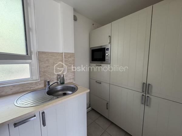 À découvrir sans tarder !

Au cœur d’une résidence sécurisée et agréable à Sainte-Geneviève-des-Bois, venez découvrir ce bel appartement lumineux d’environ 55 m².

Dès l’entrée, vous découvrirez une cuisine aménagée, un espace de vie convivial composé d’un salon/salle à manger lumineux.
L’espace nuit se compose actuellement d’une chambre (possibilité d'en créer une seconde afin d’adapter l’appartement à vos besoins : famille, télétravail ou espace supplémentaire), une salle d'eau avec douche à l'italienne et un WC indépendant.
Un box et une cave complètent ce bien.
N'hésitez pas à me contacter pour organiser une visite afin de vous le faire découvrir !!!!!!