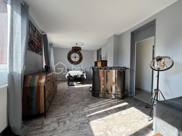 À découvrir sans tarder !

Au cœur d’une résidence sécurisée et agréable à Sainte-Geneviève-des-Bois, venez découvrir ce bel appartement lumineux d’environ 55 m².

Dès l’entrée, vous découvrirez une cuisine aménagée, un espace de vie convivial composé d’un salon/salle à manger lumineux.
L’espace nuit se compose actuellement d’une chambre (possibilité d'en créer une seconde afin d’adapter l’appartement à vos besoins : famille, télétravail ou espace supplémentaire), une salle d'eau avec douche à l'italienne et un WC indépendant.
Un box et une cave complètent ce bien.
N'hésitez pas à me contacter pour organiser une visite afin de vous le faire découvrir !!!!!!