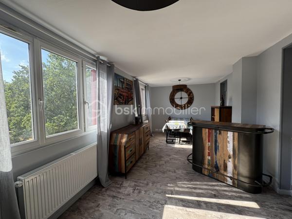 À découvrir sans tarder !

Au cœur d’une résidence sécurisée et agréable à Sainte-Geneviève-des-Bois, venez découvrir ce bel appartement lumineux d’environ 55 m².

Dès l’entrée, vous découvrirez une cuisine aménagée, un espace de vie convivial composé d’un salon/salle à manger lumineux.
L’espace nuit se compose actuellement d’une chambre (possibilité d'en créer une seconde afin d’adapter l’appartement à vos besoins : famille, télétravail ou espace supplémentaire), une salle d'eau avec douche à l'italienne et un WC indépendant.
Un box et une cave complètent ce bien.
N'hésitez pas à me contacter pour organiser une visite afin de vous le faire découvrir !!!!!!