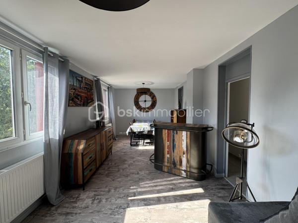À découvrir sans tarder !

Au cœur d’une résidence sécurisée et agréable à Sainte-Geneviève-des-Bois, venez découvrir ce bel appartement lumineux d’environ 55 m².

Dès l’entrée, vous découvrirez une cuisine aménagée, un espace de vie convivial composé d’un salon/salle à manger lumineux.
L’espace nuit se compose actuellement d’une chambre (possibilité d'en créer une seconde afin d’adapter l’appartement à vos besoins : famille, télétravail ou espace supplémentaire), une salle d'eau avec douche à l'italienne et un WC indépendant.
Un box et une cave complètent ce bien.
N'hésitez pas à me contacter pour organiser une visite afin de vous le faire découvrir !!!!!!