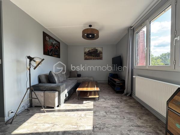À découvrir sans tarder !

Au cœur d’une résidence sécurisée et agréable à Sainte-Geneviève-des-Bois, venez découvrir ce bel appartement lumineux d’environ 55 m².

Dès l’entrée, vous découvrirez une cuisine aménagée, un espace de vie convivial composé d’un salon/salle à manger lumineux.
L’espace nuit se compose actuellement d’une chambre (possibilité d'en créer une seconde afin d’adapter l’appartement à vos besoins : famille, télétravail ou espace supplémentaire), une salle d'eau avec douche à l'italienne et un WC indépendant.
Un box et une cave complètent ce bien.
N'hésitez pas à me contacter pour organiser une visite afin de vous le faire découvrir !!!!!!