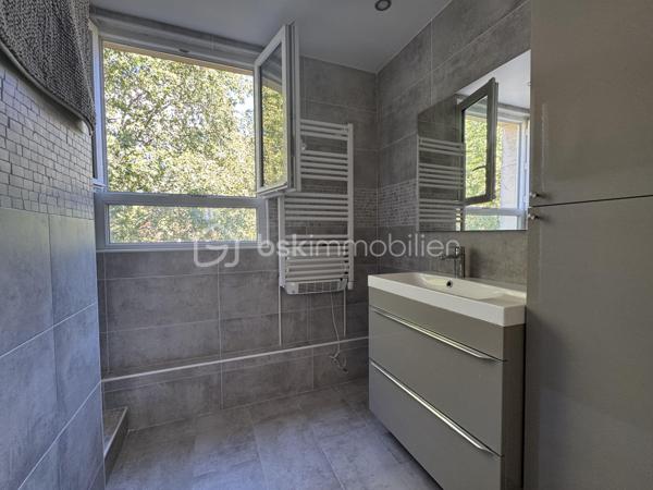 À découvrir sans tarder !

Au cœur d’une résidence sécurisée et agréable à Sainte-Geneviève-des-Bois, venez découvrir ce bel appartement lumineux d’environ 55 m².

Dès l’entrée, vous découvrirez une cuisine aménagée, un espace de vie convivial composé d’un salon/salle à manger lumineux.
L’espace nuit se compose actuellement d’une chambre (possibilité d'en créer une seconde afin d’adapter l’appartement à vos besoins : famille, télétravail ou espace supplémentaire), une salle d'eau avec douche à l'italienne et un WC indépendant.
Un box et une cave complètent ce bien.
N'hésitez pas à me contacter pour organiser une visite afin de vous le faire découvrir !!!!!!