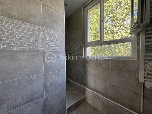 À découvrir sans tarder !

Au cœur d’une résidence sécurisée et agréable à Sainte-Geneviève-des-Bois, venez découvrir ce bel appartement lumineux d’environ 55 m².

Dès l’entrée, vous découvrirez une cuisine aménagée, un espace de vie convivial composé d’un salon/salle à manger lumineux.
L’espace nuit se compose actuellement d’une chambre (possibilité d'en créer une seconde afin d’adapter l’appartement à vos besoins : famille, télétravail ou espace supplémentaire), une salle d'eau avec douche à l'italienne et un WC indépendant.
Un box et une cave complètent ce bien.
N'hésitez pas à me contacter pour organiser une visite afin de vous le faire découvrir !!!!!!